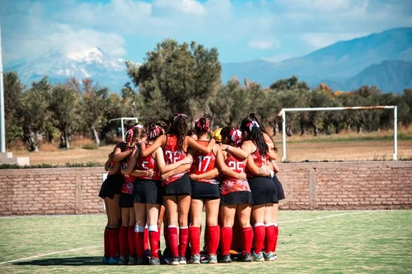 field hockey team huddle